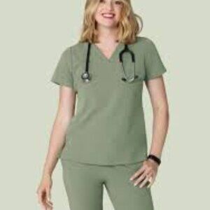Women's Green Scrub Set
Top: small
Bottoms: Petite small